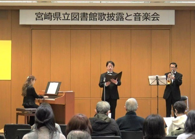 館歌披露の様子2